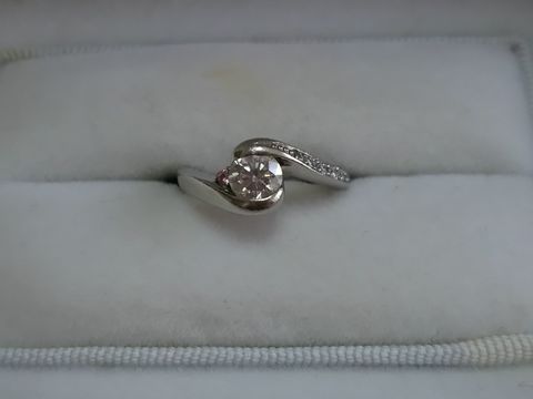 【アンジェリックフォセッテ(Angelique Fossette)の口コミ】 いくつか試着をさせていただき、自分の好み、指の長さ、形に合うものを探…