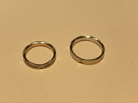 【杢目金屋(もくめがねや)の口コミ】 上から見るとさくらの花の形になっているのがいいなと思いました。つけて…