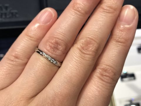 【ROYAL ASSCHER(ロイヤル・アッシャー)の口コミ】 華奢なデザインでも、地金がしっかりしているためか存在感のある指輪でし…