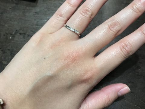 【俄(にわか)の口コミ】 流れるようなデザインで、着け心地が良かったです。
デザインも石あり2種…