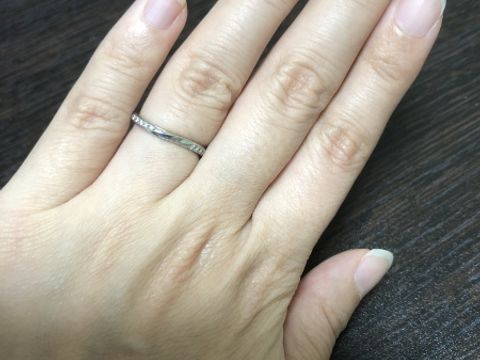 【アイプリモ(I-PRIMO)の口コミ】 真ん中にひねりがあり、その両サイドには小さ目のダイヤが5こずつ付いてい…