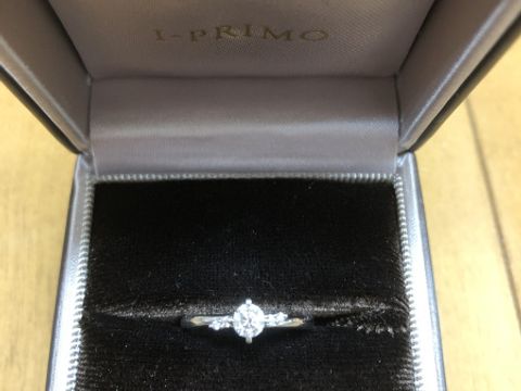 【アイプリモ(I-PRIMO)の口コミ】 ダイヤの両サイドに小さめのダイヤが付いている婚約指輪です。シルバーリ…