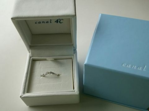 【canal4℃(カナルヨンドシー)の口コミ】 指輪の決め手は、やはりデザインが１番気に入ったからです！ダイヤが流れ…