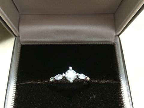 【アイプリモ(I-PRIMO)の口コミ】 アンティークのようなデザインと、マーキスカットダイヤを使用している点…