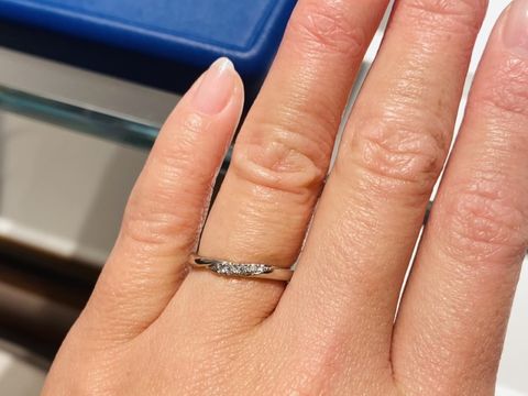 【銀座ダイヤモンドシライシの口コミ】 何点か試着しましたが、軽くウェーブがかったデザインで、品よくダイヤが…