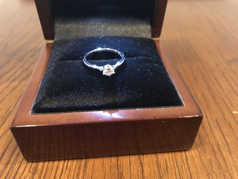 【I's stone(アイズストーン)の口コミ】 プロポーズの際にサプライズで渡すため、彼女の好みそうなシンプルで派手…