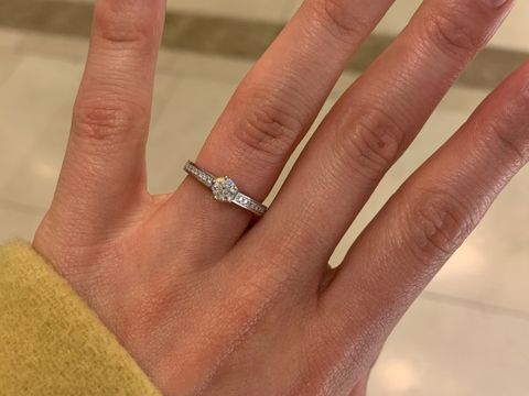 【ショーメ(CHAUMET)の口コミ】 王道の立て爪のデザインですが、このリングはよくある立て爪リングとは違…