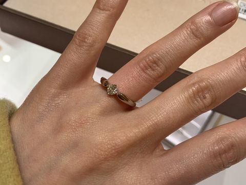 【ブルガリ(BVLGARI)の口コミ】 立て爪への憧れもあるし、ファッション性も欲しいなと思いネットで婚約指…
