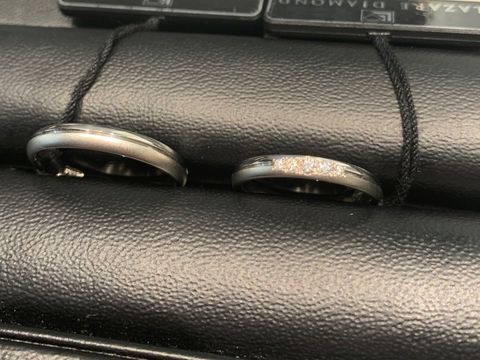 【ラザール ダイヤモンド(LAZARE DIAMOND)の口コミ】 ストレートタイプで女性用には5つのメレダイヤがついています。ダイヤの輝…