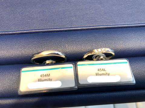 【銀座ダイヤモンドシライシの口コミ】 緩やかなVラインのリングです。メレダイヤを留めている爪は存在感が抑えら…