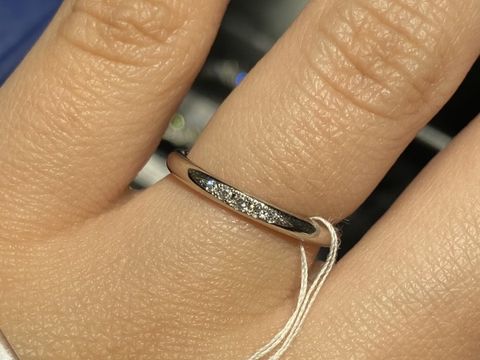 【銀座ダイヤモンドシライシの口コミ】 素材はプラチナです。真ん中にダイヤモンドがいくつか並んでいるものを探…