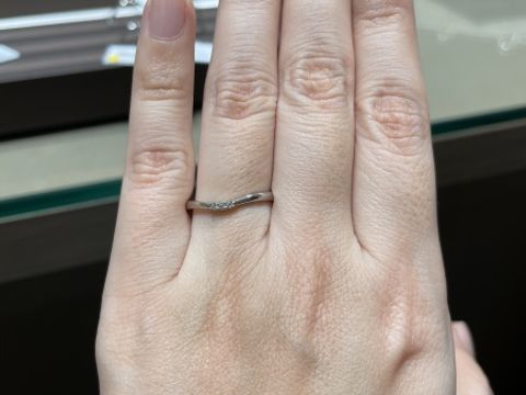 【アイプリモ(I-PRIMO)の口コミ】 細身で柔らかいV字になっているため指輪が綺麗に見えることと、フィット感…
