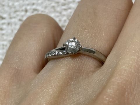 【アイプリモ(I-PRIMO)の口コミ】 私自身は選んでいなくて、プロポーズ当日に婚約指輪をいただきました。
彼…
