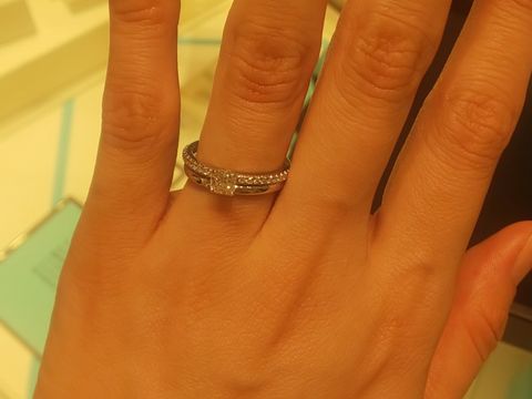 【ティファニー(Tiffany & Co.)の口コミ】 エンゲージリングは、ダイヤモンドが沢山あしらわれたデザインを試着しま…