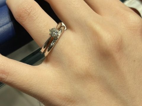 【銀座ダイヤモンドシライシの口コミ】 王道のデザインで、台座も可愛かったので、まず目に入りました。ホワイト…