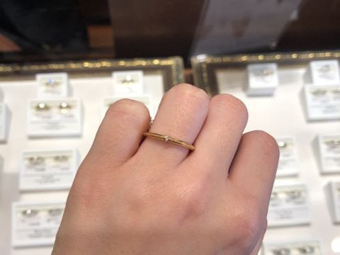 【ケイウノ ブライダル(K.UNO BRIDAL)の口コミ】 主張しすぎる事ないデザインでも細かいミルが入っていて、真ん中にあるダ…