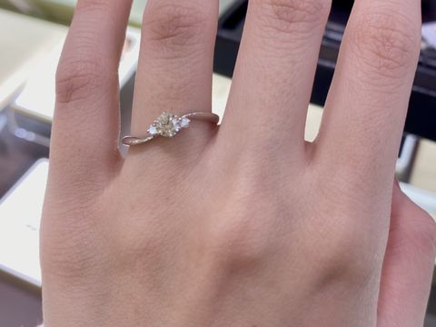 【HOSHI no SUNA 星の砂(ほしのすな)の口コミ】 アリアという名前のエンゲージリングです。ウェーブのリングと、メレダイ…