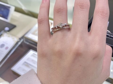 【HOSHI no SUNA 星の砂(ほしのすな)の口コミ】 こちらのカペラというエンゲージリングは、メレダイヤの入り方が星座のよ…