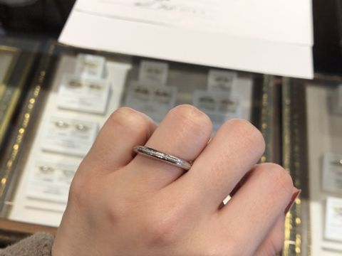 【ケイウノ ブライダル(K.UNO BRIDAL)の口コミ】 プラチナのシンプルなデザインですが、ミルが全面にありそれがポイントに…