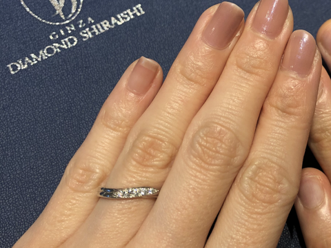 【銀座ダイヤモンドシライシの口コミ】 少しリング幅が広い物ですが、ウェーブデザインなので女性らしい雰囲気を…