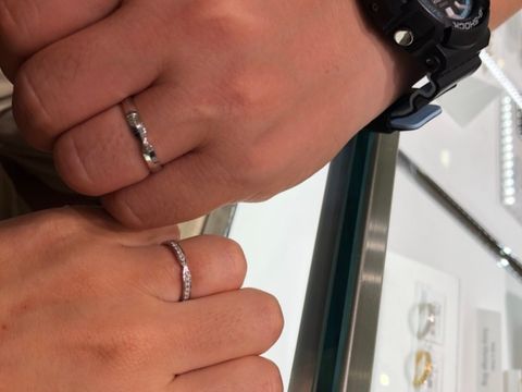 【STAR JEWELRY(スタージュエリー)の口コミ】 クロッシングスターと言うデザインで両方ともに小さなダイヤが背面に埋め…