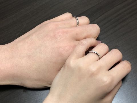 【銀座ダイヤモンドシライシの口コミ】 リング幅が細めのウェーブデザインのリングがとても上品で指を綺麗に見せ…