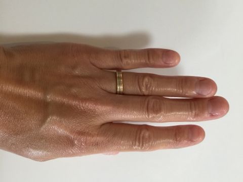 【カルティエ(Cartier)の口コミ】 シルバーの指輪が多い中、この指輪を決めたのは、指輪の色が肌なじみがよ…