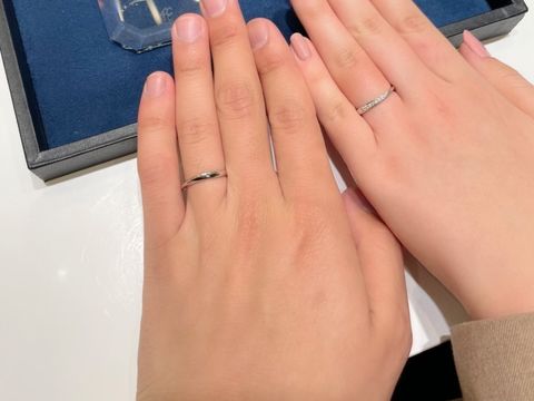 【4℃ BRIDAL(ヨンドシーブライダル)の口コミ】 女性の方のデザインが、片方にダイヤモンドがついており、気分によって自…