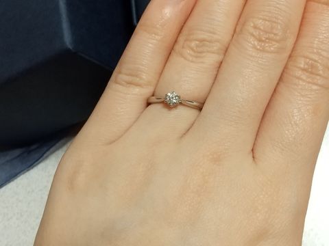 【銀座ダイヤモンドシライシの口コミ】 シンプルな立て爪の一粒タイプを探していて、こちらを試着した時にほぼ一…