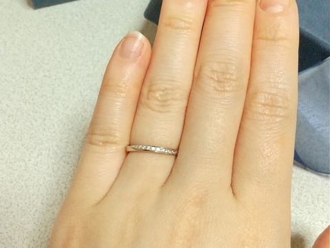 【銀座ダイヤモンドシライシの口コミ】 シンプルで職場にもつけていけるデザインを考えていました。
こちらの指輪…