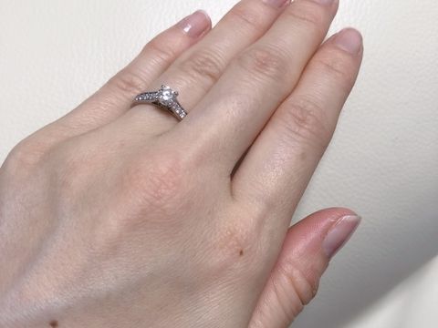 【カルティエ(Cartier)の口コミ】 ダイヤが立体的に配置されている上に隙間なくサイドにも埋まっている1895…