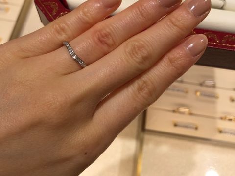 【カルティエ(Cartier)の口コミ】 緩やかなカーブを描き、ダイヤと指を綺麗に見せてくれる点です。ダイヤが…