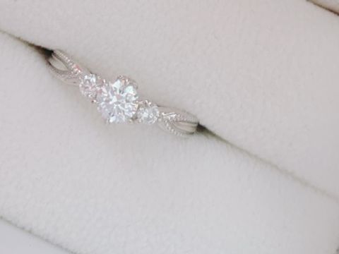 【アンジェリックフォセッテ(Angelique Fossette)の口コミ】 王道クラシカルでアンティークな雰囲気が好きで、ミル打ちのデザインのも…