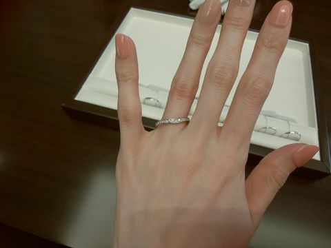 【俄(にわか)の口コミ】 メレダイヤがたくさん着いているデザインですが、写真を見てイメージして…