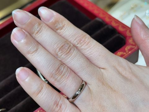 【カルティエ(Cartier)の口コミ】 人気のカルティエなので、憧れブランドでした。
丸みがあり、真ん中にダイ…