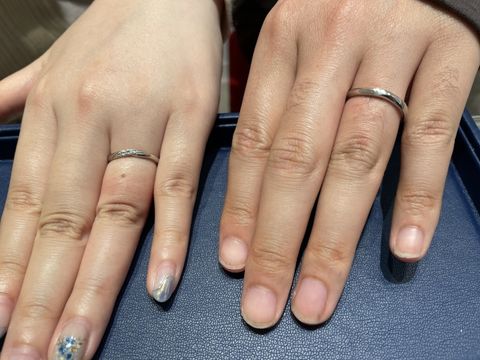 【銀座ダイヤモンドシライシの口コミ】 ストレートに近いウェーブデザインで着用時に指が自然と綺麗に見えるのが…