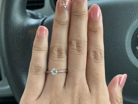 【アイプリモ(I-PRIMO)の口コミ】 シンプルで飽きがこない一粒ダイヤの指輪を希望していたのでこちらのデザ…
