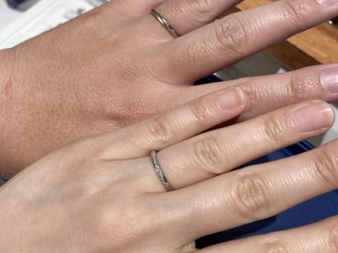 【銀座ダイヤモンドシライシの口コミ】 少し幅細のデザインで、左上から右下にかけて、プラチナを巻く様に長く細…