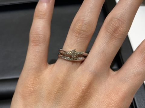 【ラザール ダイヤモンド(LAZARE DIAMOND)の口コミ】 ダイヤモンドの輝きがすごい。とてもキラキラしています。
指輪の種類も豊…