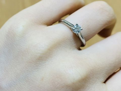 【カルティエ(Cartier)の口コミ】 1895ソリテールリングは定番の形だからこそ、指を長く綺麗にみせてくれま…