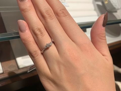 【銀座ダイヤモンドシライシの口コミ】 ウェーブ形が強めでダイヤモンドの周りにも3石付いているので、とても華や…