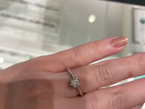 【ティファニー(Tiffany & Co.)の口コミ】 王道のティファニーセッティングです。恐らく0.5カラットくらいだと思いま…