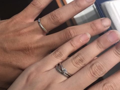 【銀座ダイヤモンドシライシの口コミ】 婚約指輪の、横に２つ並ぶダイヤモンドがかわいい！そしてデザインが女性…
