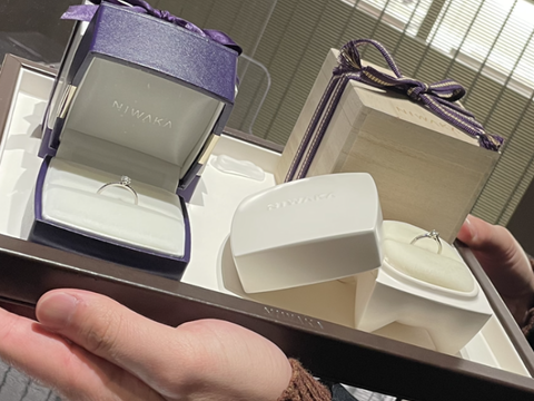 【俄(にわか)の口コミ】 ダイヤの左右にも細かなダイヤがついていますが、派手にならず華やかな印…