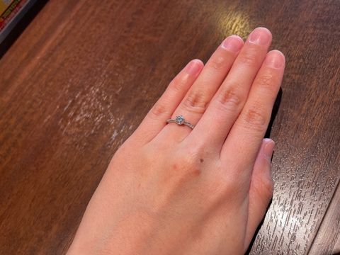 【4℃ BRIDAL(ヨンドシーブライダル)の口コミ】 指輪のデザインをとことんこだわりました。
価格帯もお手頃でした。
4℃と…