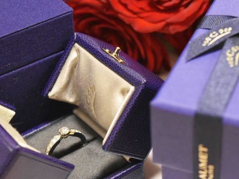 【ショーメ(CHAUMET)の口コミ】 くっきりとした直線的なデザイン、他のリングと比べてやや幅のあるバンド…