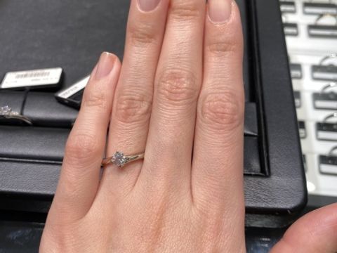 【ラザール ダイヤモンド(LAZARE DIAMOND)の口コミ】 他にもいろんなお店を見に行きましたが、ダイヤを綺麗に見せるための指輪…