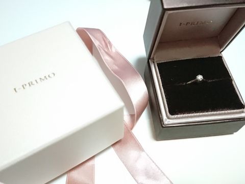 【アイプリモ(I-PRIMO)の口コミ】 指輪のデザインに一目惚れしたのが決め手となりました。
表面のダイヤ部分…