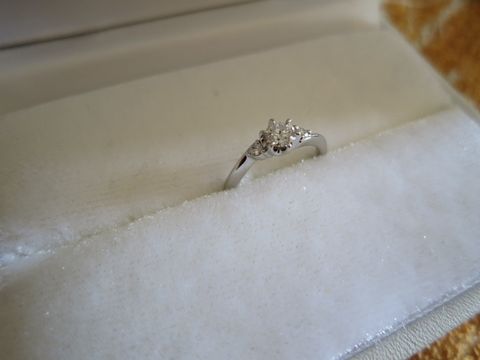 【STAR JEWELRY(スタージュエリー)の口コミ】 オーソドックスなデザインの婚約指輪を探していましたが、指が短いためス…