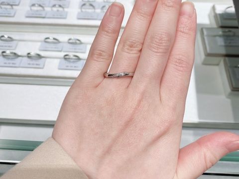 【アイプリモ(I-PRIMO)の口コミ】 ゆるやかなウェーブが柔らかい雰囲気で、飽きのこないデザインだと思いま…